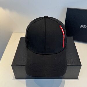 🤠🎩Prada Black Baseball Cap Red Vertical Logo Unisex